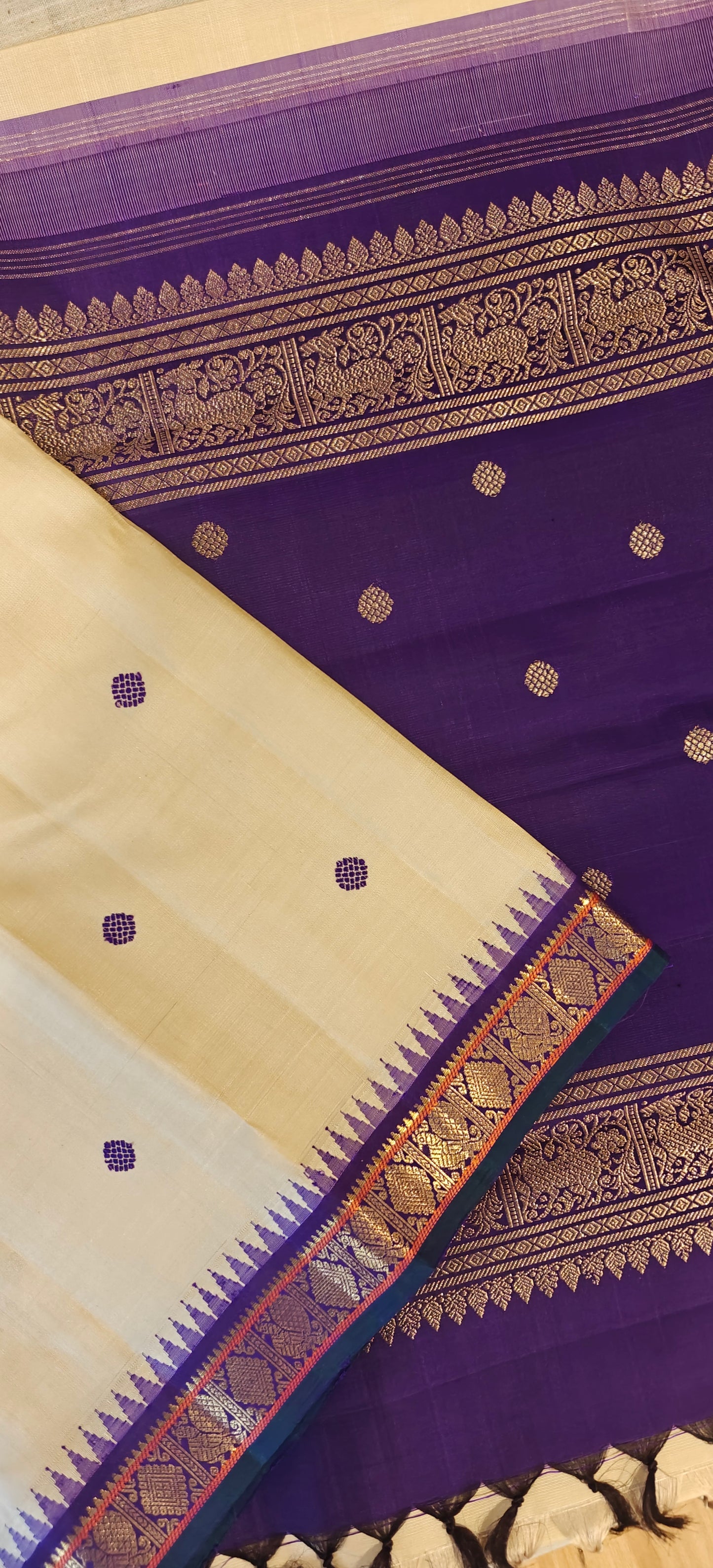 Cream and Magenta kanjivaram silk sari