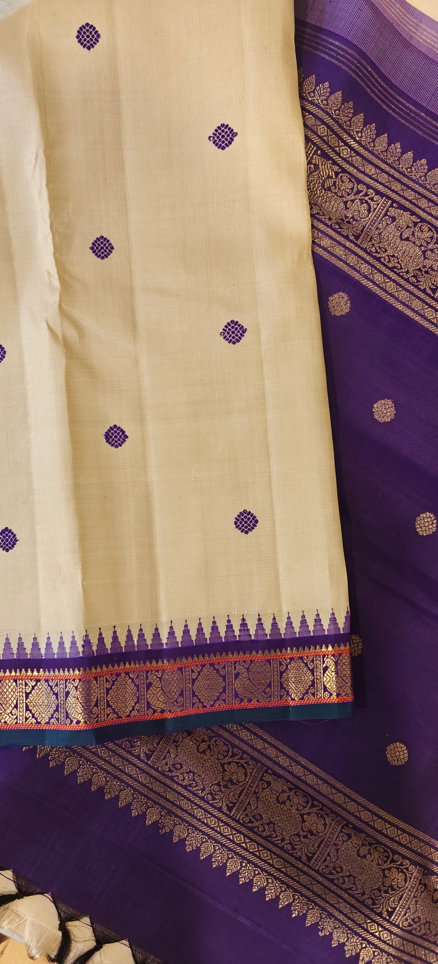 Cream and Magenta kanjivaram silk sari
