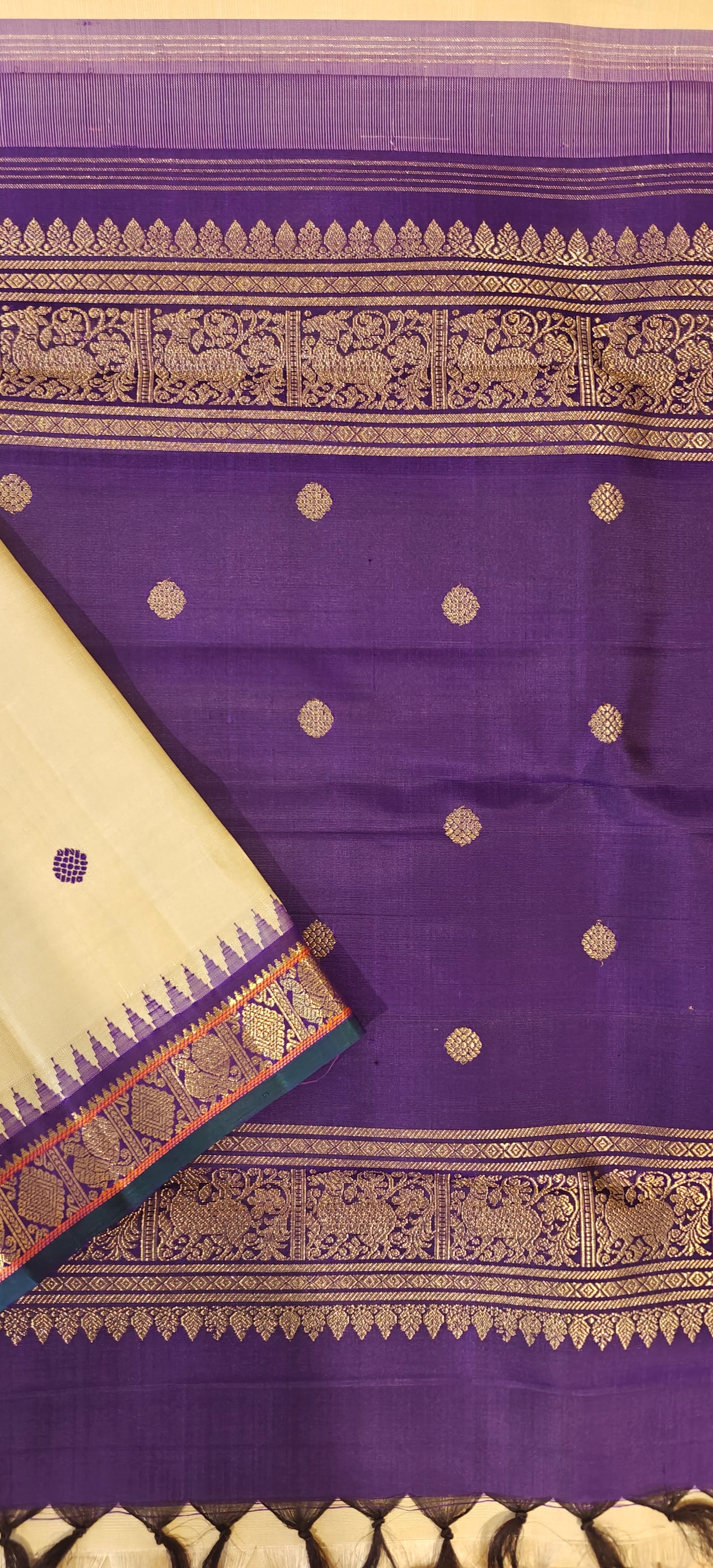 Cream and Magenta kanjivaram silk sari